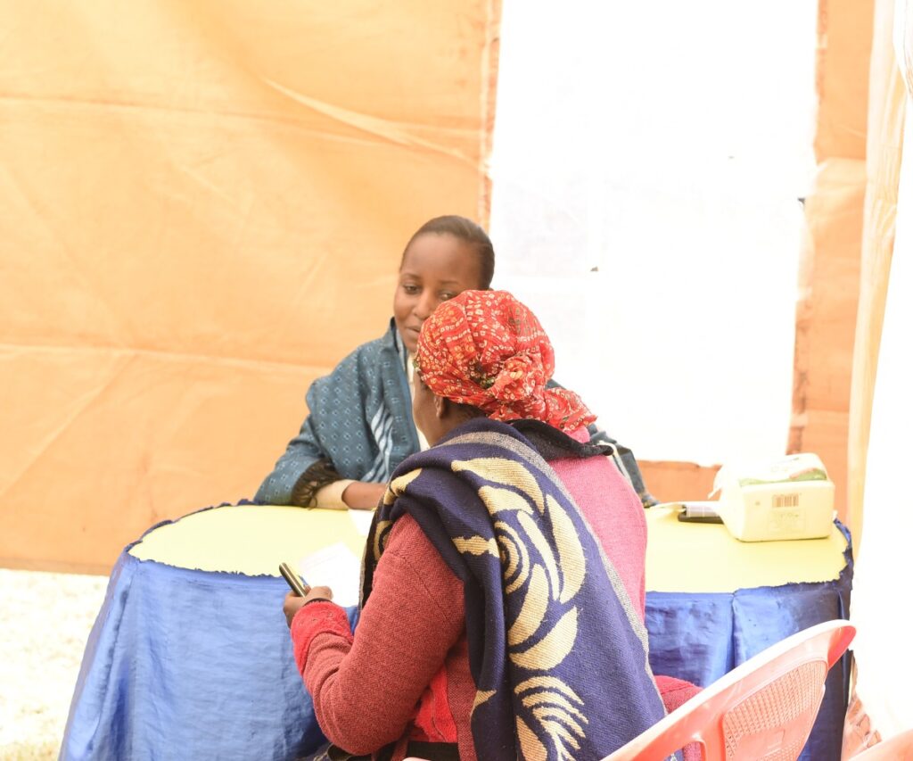Expert support is being provided to a program participant by the JM Memorial Foundation